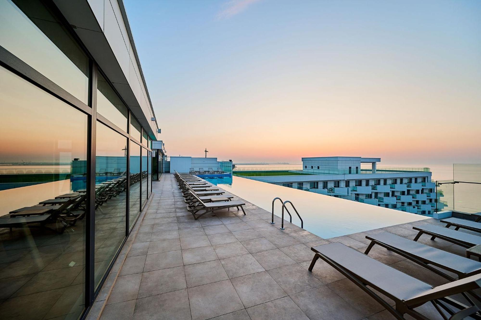 Wave N' Sea Apartment In Infinity Beach Resort - Parking 마마이아 외부 사진